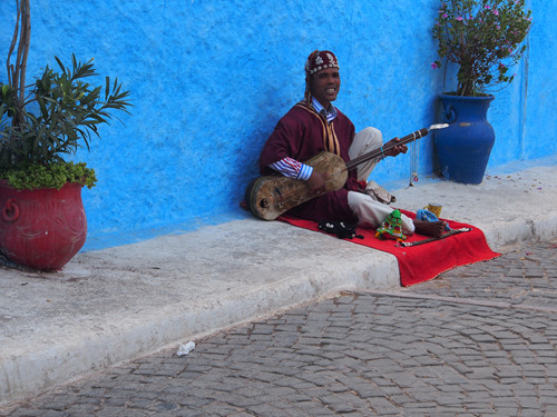 Bangsa Berber- Bermain Gitar meminta sedekah Bermain Gitar minta sedekah | Morocco: 8 Lokasi Paling Menarik yang Penuh Keajaiban