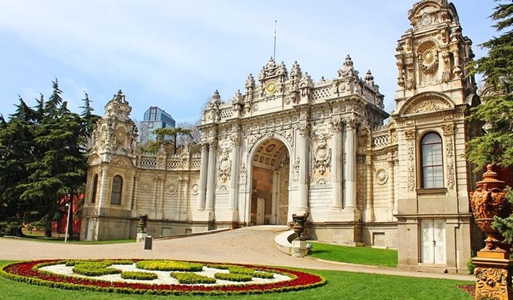 Dolmabahce Palace Istana Dolmabahce-10 Tempat Paling Menarik di Istanbul: Perjalanan Merentas Masa dan Budaya